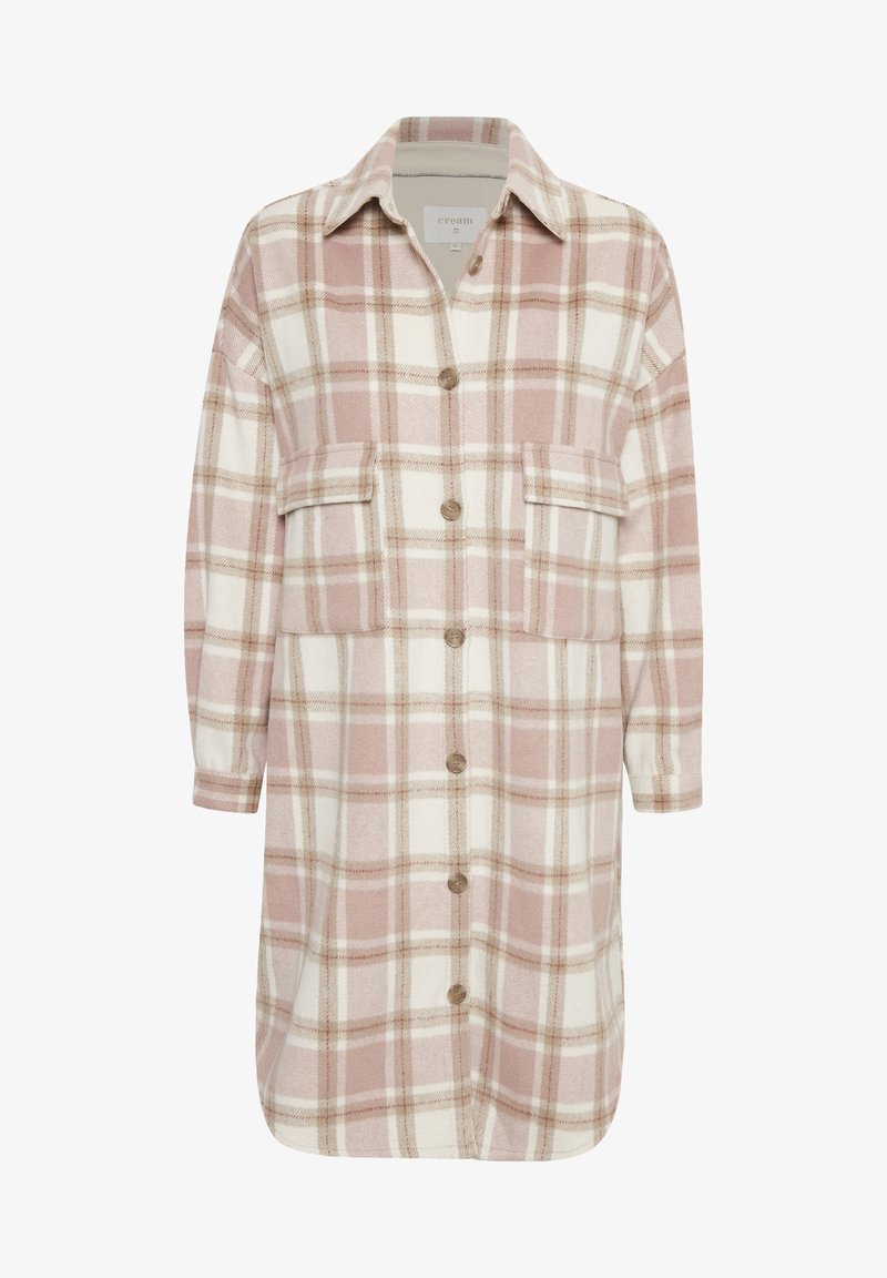 Robe chemise longue à boutons avec un motif à carreaux rose et blanc, dotée de deux poches poitrine et d'un col classique.