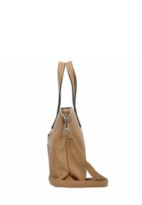 Tan synthetisch leren handtas met zwarte accenten, twee handvaten, een verstelbare schouderband en een ritsvak aan één kant.
