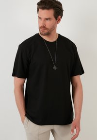 Buratti REGULAR FIT - Paprasti marškinėliai - black