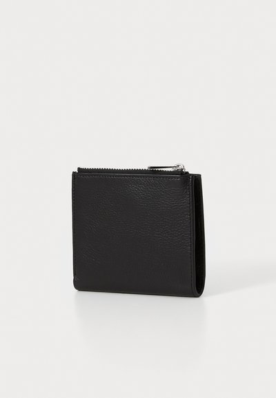 Portofel negru din piele, cu o suprafață texturată, formă rectangulară compactă și închidere cu fermoar pe marginea superioară.