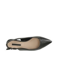 Svart läder slingback-pump med spetsig tå, beige innersula och dragkedjestängning på sidan. Har en slät textur och minimalistisk design.