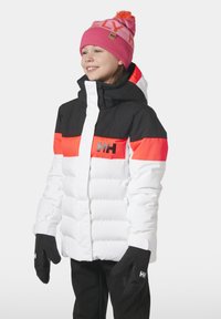 Pufová bunda s bílým tělem, černým vrškem a oranžovým pruhem, s kapucí a zipovým zapínáním. Přiložené černé rukavice a růžová pletená čepice.
