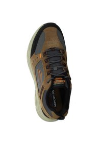 Sneaker marrone e grigio con materiali in suede e mesh, design con lacci, suola nera, accenti arancioni e etichetta "Memory Foam" sulla linguetta.