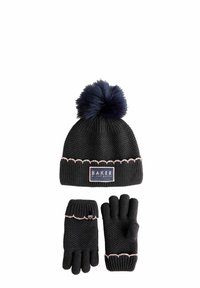 Musta neulottu talvihattu tupsulla ja siihen sopivat käsineet, joissa molemmissa on vaaleanpunainen aaltoileva reunus ja "Baker by Ted Baker" -etiketti.