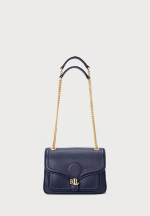 Bolso bandolera de cuero azul marino con correa de cadena dorada y "RLL" cierre con logo dorado en la solapa frontal.