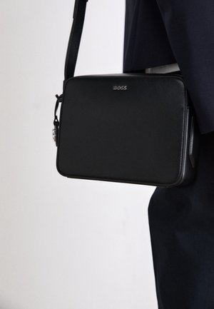 Taška s příčným popruhem - black