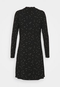 Czarna sukienka z długimi rękawami, z rozproszonym wzorem białych kropek, okrągły dekolt z detalem w formie marszczenia oraz wycięciem w kształcie klucza na plecach.