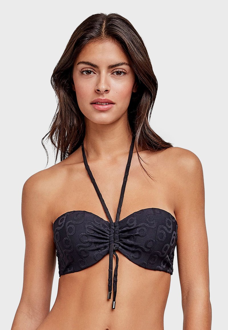 Crni bandeau bikini gornji dio s teksturiranim materijalom i naboranim prednjim dijelom. Ima podesive vezice na ramenima i suptilan uzorak logotipa kroz cijelu površinu.