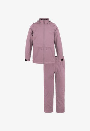 Helle pink wasserdichte Jacke mit Kapuze und Reißverschluss, kombiniert mit passenden elastischen Hosen. Beide haben eine glatte Textur und minimalistische Akzente.