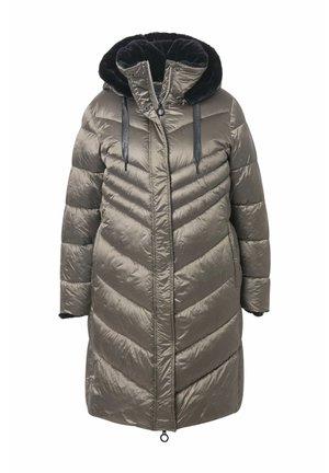 Pehmeä beige parkatakki mustalla tekoturkisvuorilla varustetulla hupulla, mustilla nyöreillä ja chevron-ompeleilla; varustettu vetoketjukiinnityksellä ja taskuilla.