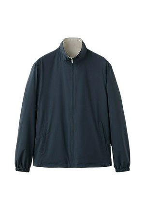 Marineblauwe jas met rits en opstaande kraag, elastische manchetten en twee zijzakken, afgebeeld tegen een neutrale achtergrond.