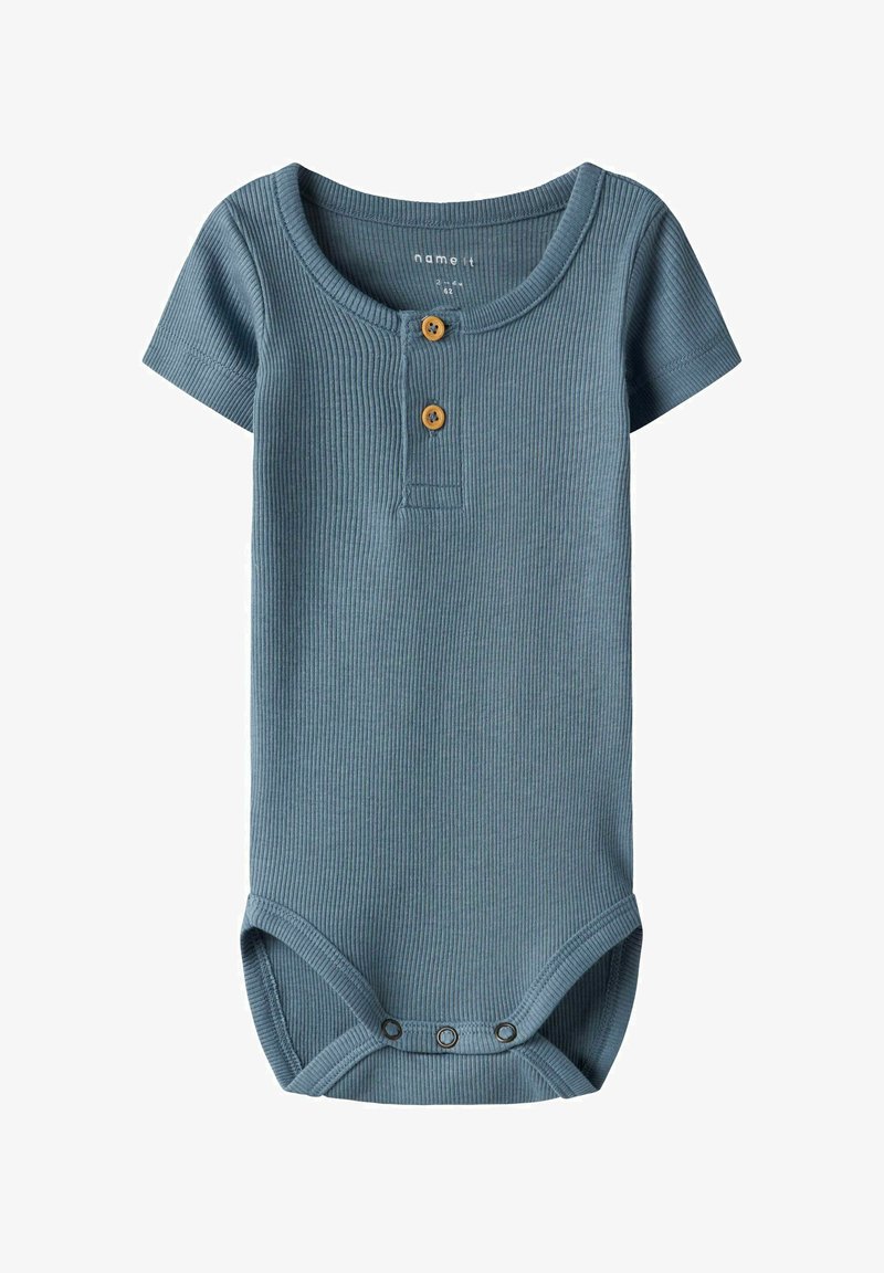 Zilā ribota bērnu kombinezona ar apaļu kakla izgriezumu, īsām piedurknēm, divām koka pogām un snap aizdari apakšā.