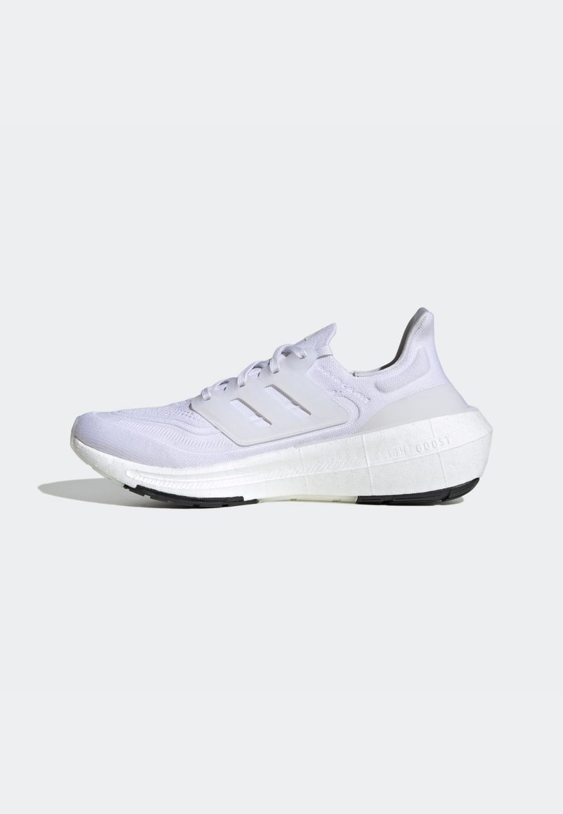 Chaussure de course athlétique blanche avec tige en maille texturée, fermeture à lacets, semelle intermédiaire rembourrée et accents en caoutchouc noir sur la semelle extérieure, sur un fond uni.