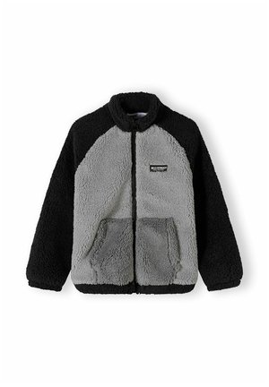 Fleecejakke med sorte ærmer og krave, lys grå front og lommer, fuld lynlås og lille rektangulært logo på brystet.