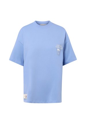 Hellblaues T-Shirt mit kurzen Ärmeln, kleinem weißen Text und Grafik auf der oberen linken Brust und einem kleinen Etikett nahe dem unteren Saum.