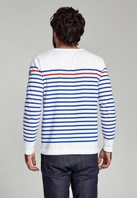 Langærmet stribet skjorte med hvide, blå og røde vandrette striber, rund hals og regular fit.