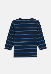 Granatowa koszula z długim rękawem z niebieskimi poziomymi paskami. Miękka tkanina, dekolt w serek i prosty krój. Brak dodatkowych detali czy zdobień.