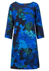 Květinové vzorované �šaty v odstínech modré a zelené na tmavě námořnickém pozadí. Mají rukávy tříčtvrteční délky a kulatý výstřih.