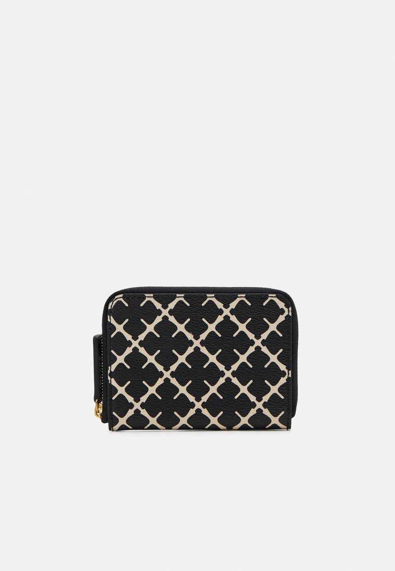Cartera negra con un patrón geométrico beige y una superficie texturizada. Cierre de cremallera con herrajes en tono dorado. Forma rectangular compacta.
