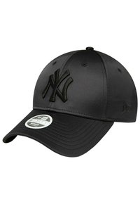 Schwarze Kappe mit einem strukturierten, gestickten "NY"-Logo auf der Vorderseite. Strukturierte Form mit einem gebogenen Schirm und verstellbarem Hinterriemen.