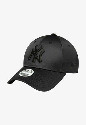 Schwarze Kappe mit einem strukturierten, gestickten "NY"-Logo auf der Vorderseite. Strukturierte Form mit einem gebogenen Schirm und verstellbarem Hinterriemen.