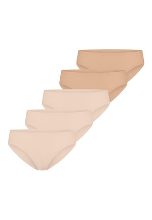 Fem sømløse bikini-underdele i forskellige nudenuancer, arrangeret diagonalt på en hvid baggrund.