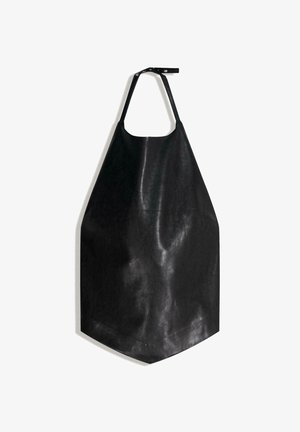Schürze in Schwarz, gefertigt aus glattem, flexiblem Material mit einem abgerundeten Halsausschnitt und verstellbarem Träger. Besitzt einen spitzen Saum für ein modernes Design.