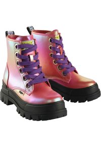 Iriserende roze enkellaarsjes met paarse veters, zwarte robuuste zool, metallic glans en gouden hardwareaccenten. Voorzien van een trekband aan de hiel.