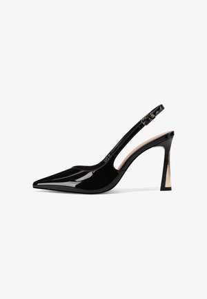 Zapatos de salón slingback de charol negro con punta puntiaguda, con un tacón elegante con detalles dorados para un toque moderno.