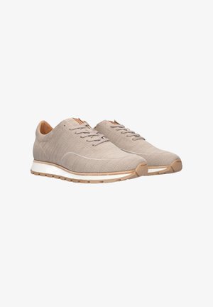 Beige mesh sneakers met een ronde neus, platte veters en een witte tussenzool met een lichtbruine buitenzool; textuur op het oppervlak en subtiele stiksels.