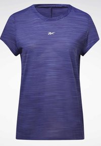 Fialové sportovní tričko s krátkými rukávy, které má texturovaný design a malé logo uprostřed hrudi.