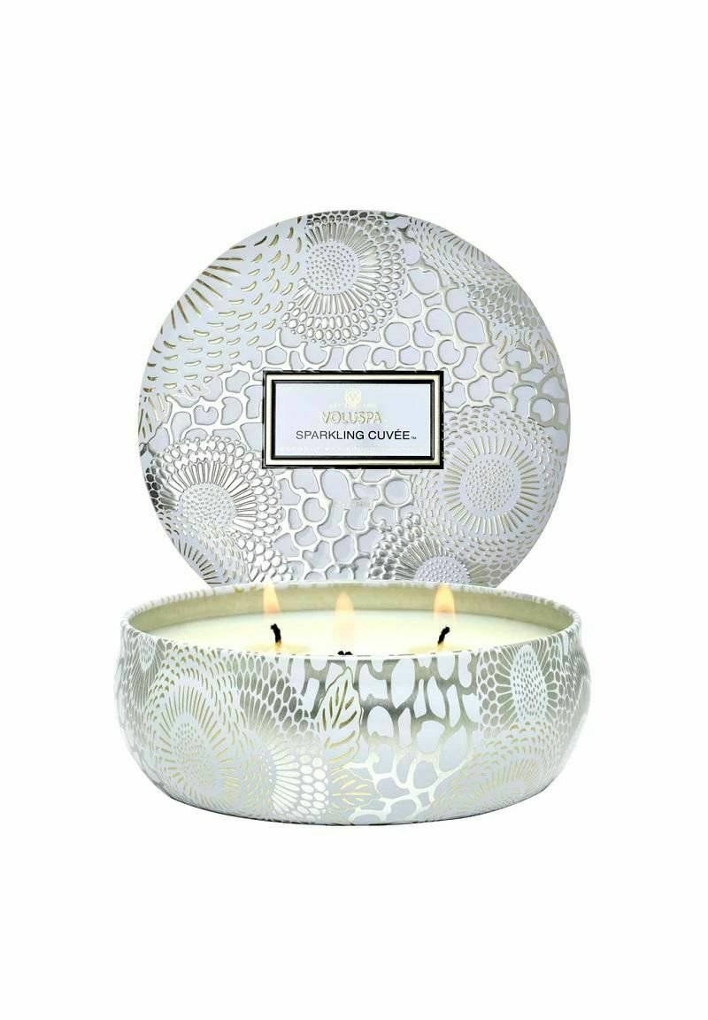 Voluspa - VOLUSPA 3-WICK CANDLE DECORATIVE TIN SPARKLING CUVÉE 340G - Doftljus - silver, Förstora