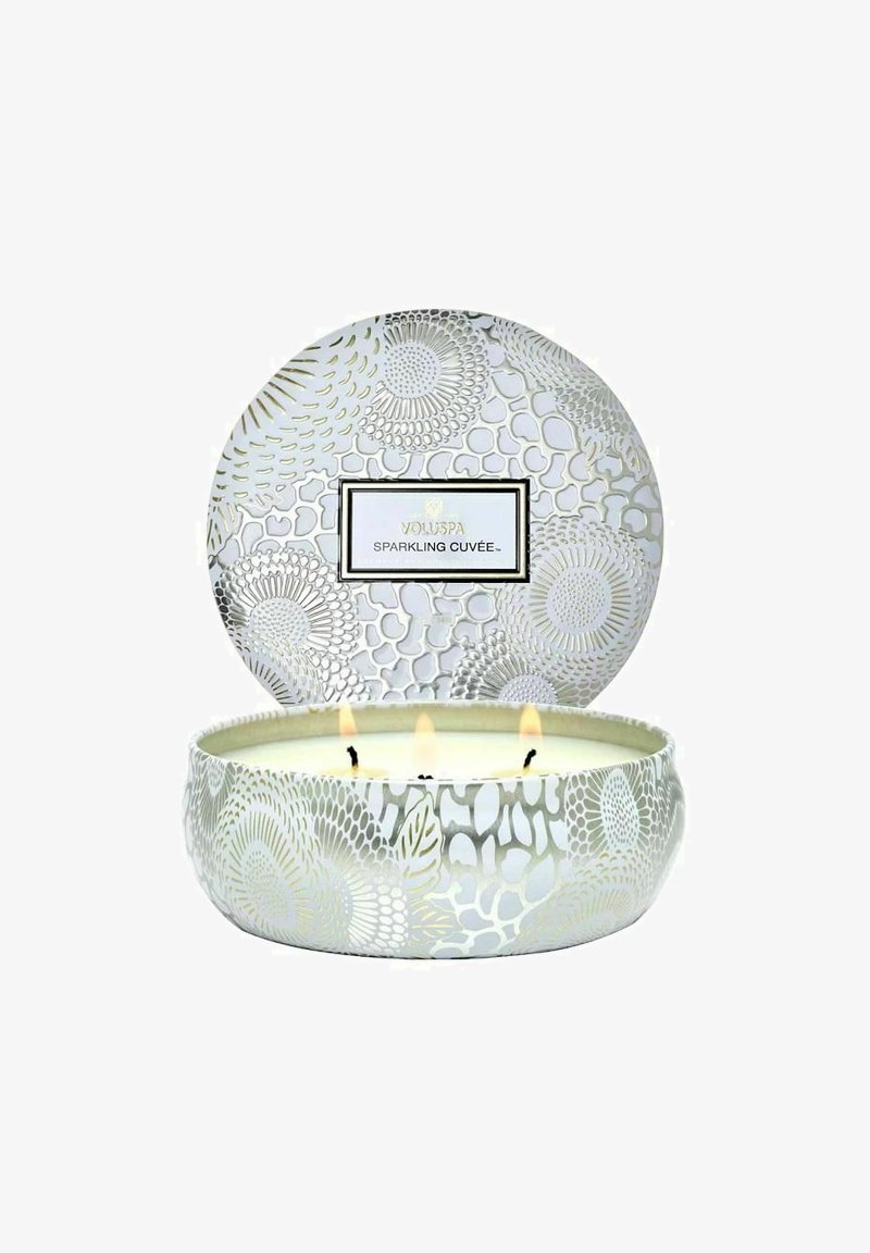 Voluspa - VOLUSPA 3-WICK CANDLE DECORATIVE TIN SPARKLING CUVÉE 340G - Doftljus - silver, Förstora