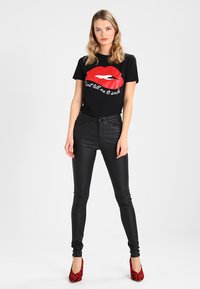 VERO MODA Vmseven Nw Ss Smooth Coated Pt Petite broek voor dames, Zwart/Detail:gecoat, M / 30L