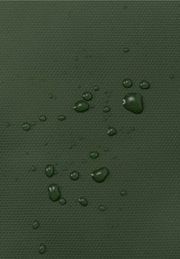 Superficie verde scuro testurizzata con gocce d'acqua sparse, che presenta una finitura opaca e un motivo in rilievo per un contrasto tattile.