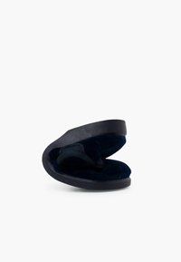 Zapatilla de slide de terciopelo azul oscuro con una suela de goma negra flexible y un diseño de punta abierta. Cuenta con una correa texturizada para un mejor agarre.