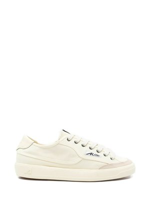 Sneaker in tela crema low-top con suola in gomma bianca, chiusura con lacci e logo del marchio sul pannello laterale.