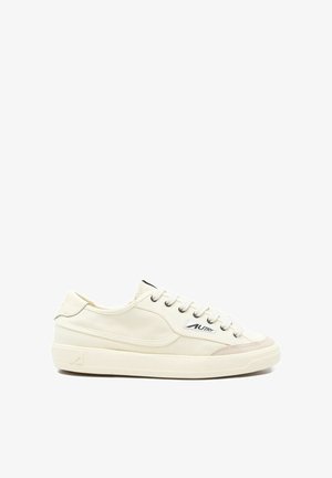 Sneaker in tela crema low-top con suola in gomma bianca, chiusura con lacci e logo del marchio sul pannello laterale.