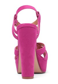 Sandali alti in suede rosa con tacco largo, apertura sul retro e design a incrocio, che mettono in mostra una texture liscia e un colore uniforme.