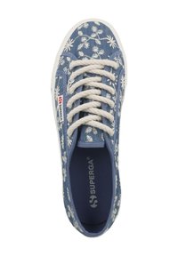 Modré plátěné tenisky s bílou květinovou výšivkou, béžovými tkaničkami a gumovou podrážkou. Logo "Superga" na boku poblíž tkaniček.