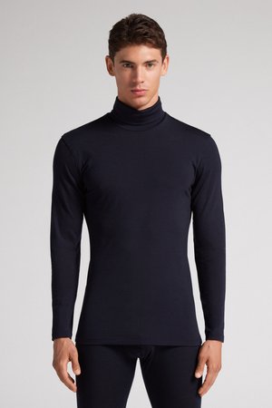 Marineblå bluse med lange ærmer og høj krave lavet af blødt stof. Slim fit design med høj krave og glat tekstur. Ingen synlige mønstre eller accenter.