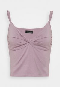 Levandulový cropped top vyrobený z měkké látky. Má design s twistem v přední části a tenké, nastavitelné ramínka. Název značky viditelný uprostřed.