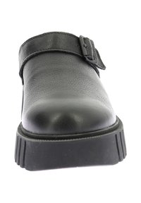Scarpa in pelle nera con punta arrotondata, ampia fascia sulla parte superiore del piede e suola in gomma texture con scanalature verticali.