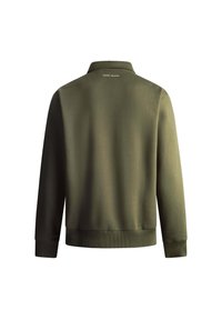 Sudadera verde oliva con cuello alto y puños acanalados. Presenta un diseño sencillo con un pequeño logotipo "PEPE JEANS" en la parte posterior.