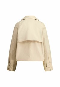 Vaaleanbeige trench-coat, jossa on lyhyt muotoilu, takana oleva ylipaita, raglan-hihat ja nappikiinnitys hihansuissa. Sujuva pinta, minimaalinen yksityiskohtaisuus.