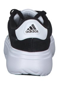 Čierno-biele tenisky Adidas s vystuženým sieťovaným golierom, hladkými zamakovanými akcentmi a hrubou bielou gumovou podrážkou s textúrovaným vzorom.