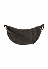 Czarna pikowana torebka na ramię o zakrzywionym kształcie, wyposażona w szeroki pasek i zamknięcie na zamek. Materiał ma gładką fakturę z detalami wzoru przeszyć.