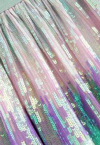 Tessuto con paillettes in tonalità rosa pastello e lavanda, caratterizzato da paillettes rotonde iridescenti disposte in un motivo a cascata e con una consistenza morbida.