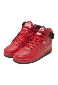 Baskets montantes rouges en cuir lisse avec des détails perforés, présentant des accents noirs, des logos blancs et une sangle à boucle.