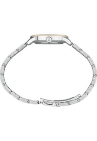 Montre-bracelet en ton argent avec un boîtier rond, une lunette lisse et un bracelet en maillons comportant des maillons rectangulaires et un fermoir.